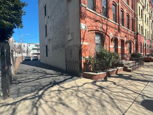 Building Photo - 496 Pavonia Ave