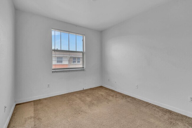 Building Photo - 4 BEDROOMS 3.5 BATHROOMS!! GATED COMMUNITY