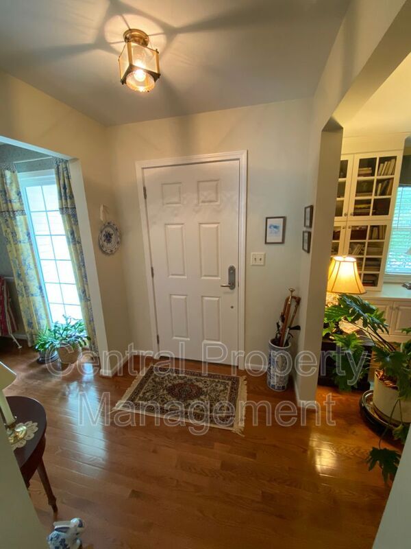 Building Photo - 4724 Coach Hill Dr