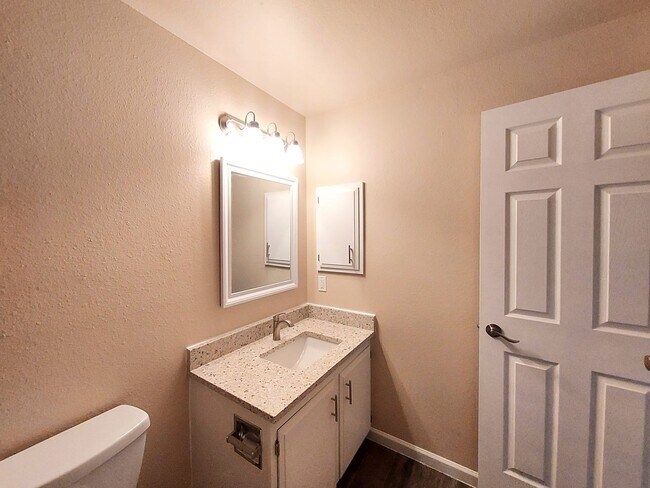 Building Photo - HUGE 5 Bedroom Home - Federal Way