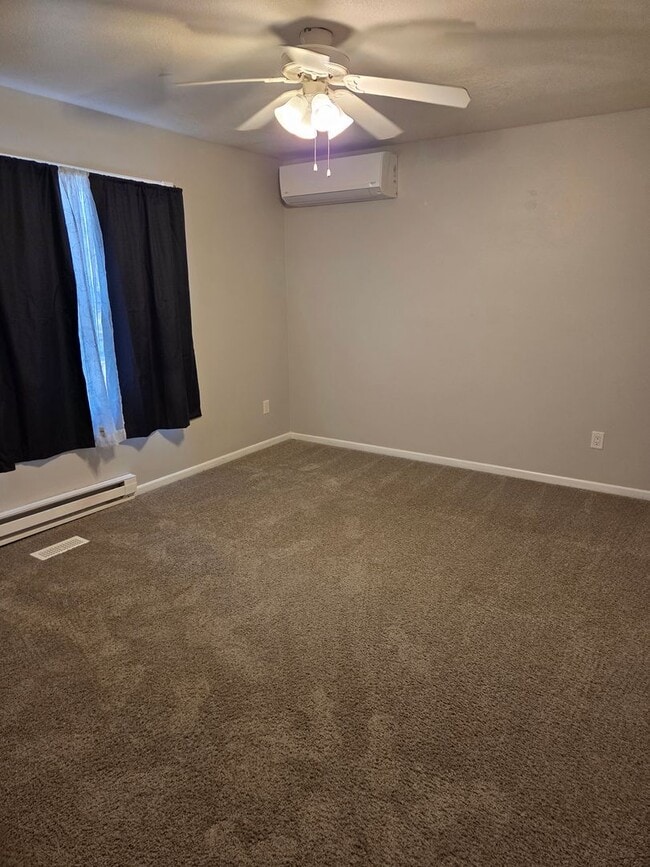 Building Photo - 3 Bedroom 1 3/4 Bathroom In Norwalk