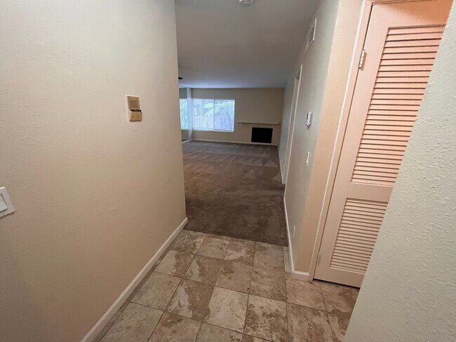 Building Photo - Large Mission Valley Condo