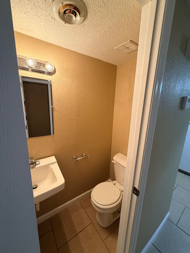 Building Photo - Nice Townhome Located in Adel