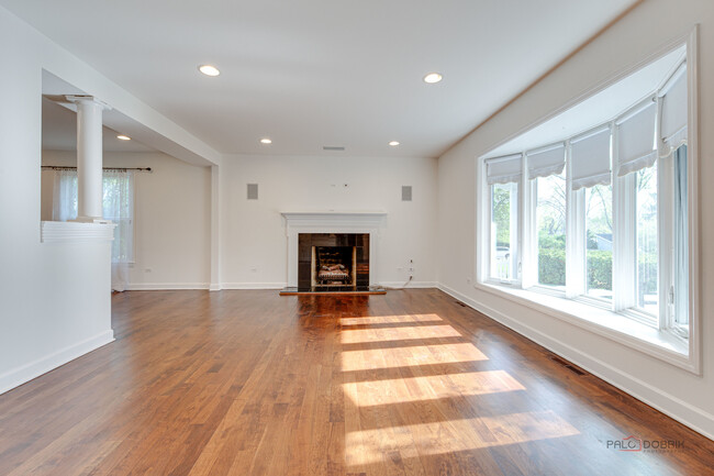 Building Photo - 813 Meadow Ln