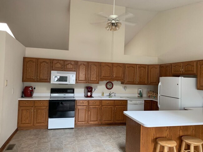 Building Photo - Spacious 3 Bedroom 2 Bath