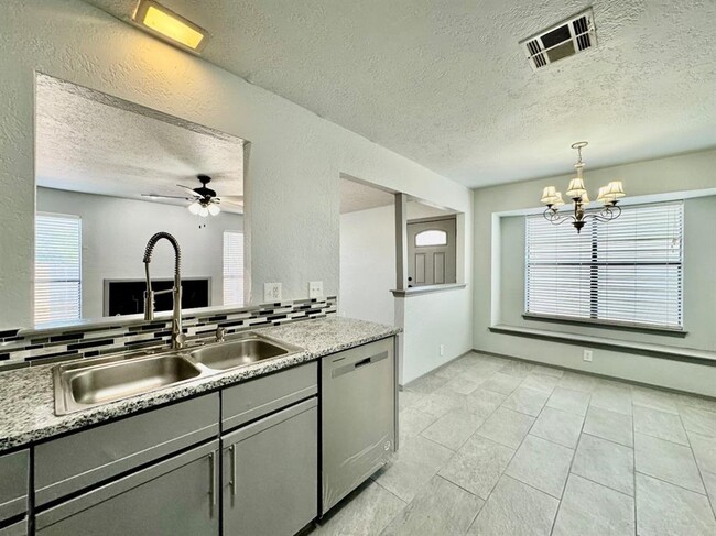 Building Photo - 925 Swan Lake Ct