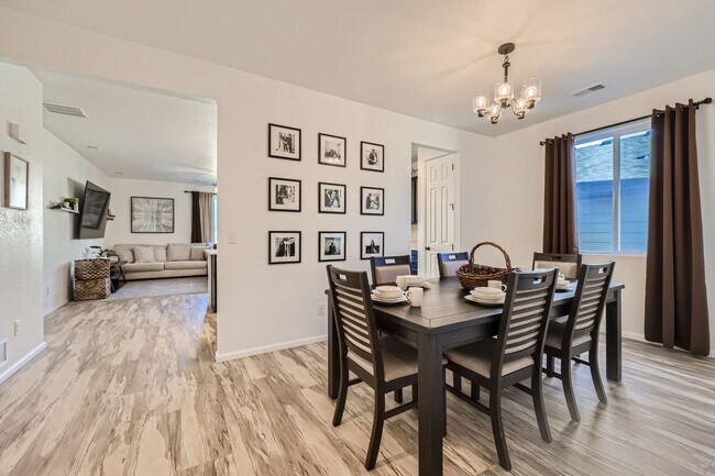 Building Photo - Modern Comfort in Castle Rock: 2-Bed, 2-Bath Home!!