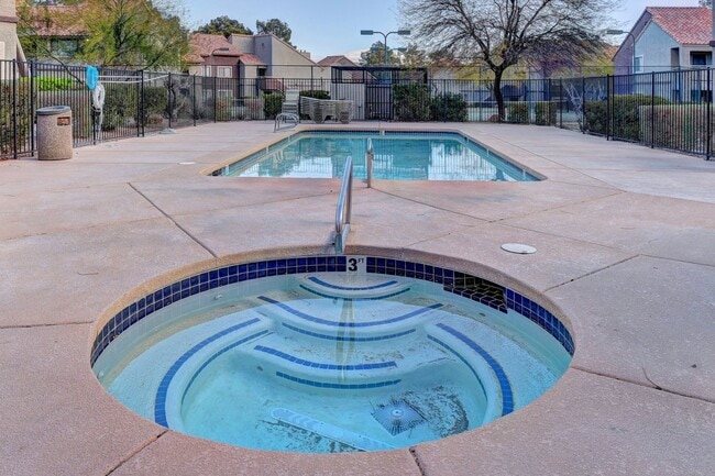 Building Photo - Fully furnished Condo in a great location!