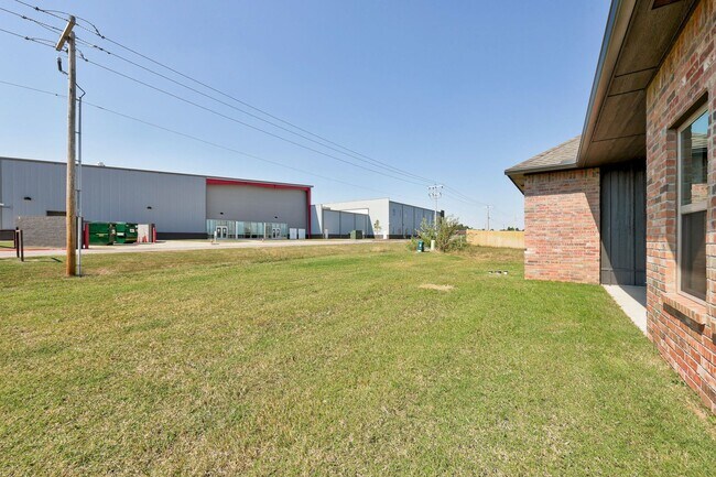 Building Photo - Brand New Home In Mustang!