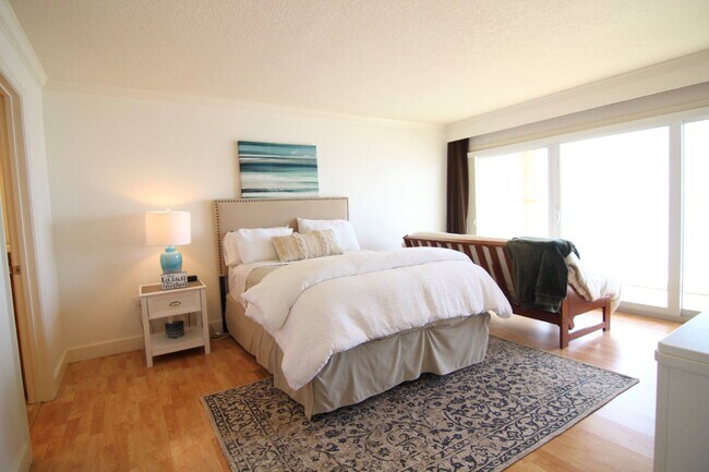 Building Photo - Gorgeous Furnished Direct Ocean Condo in Indialantic