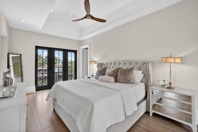 Building Photo - 400 Mola Ave