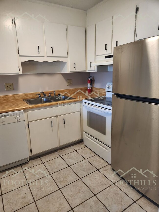 Building Photo - Charming 2-Bed, 2-Bath Condo at 18 A Hartw...