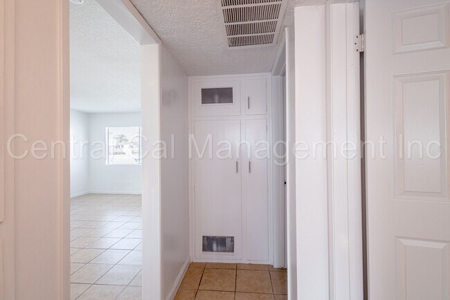 Building Photo - 2 Bedroom/1 Bath Apartment  - $995 Per Month!