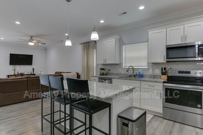 Building Photo - 614 Rolfe St