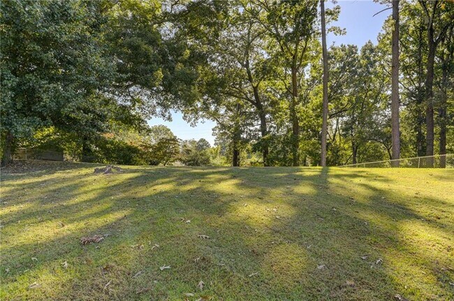 Building Photo - 2325 Elmwood Cir SE