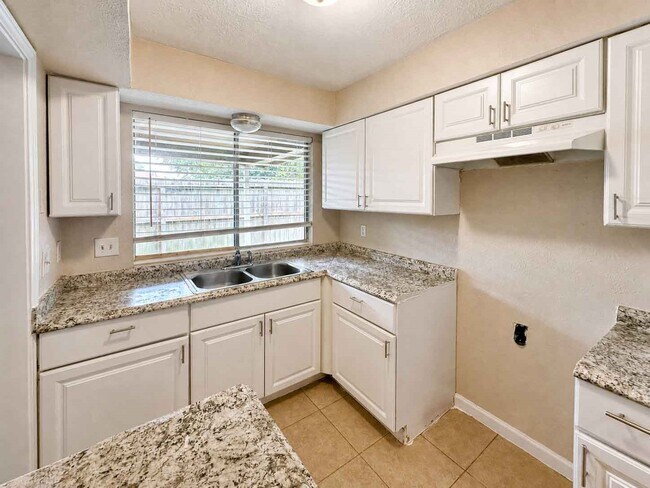 Building Photo - 8710 Parkway Forest Dr