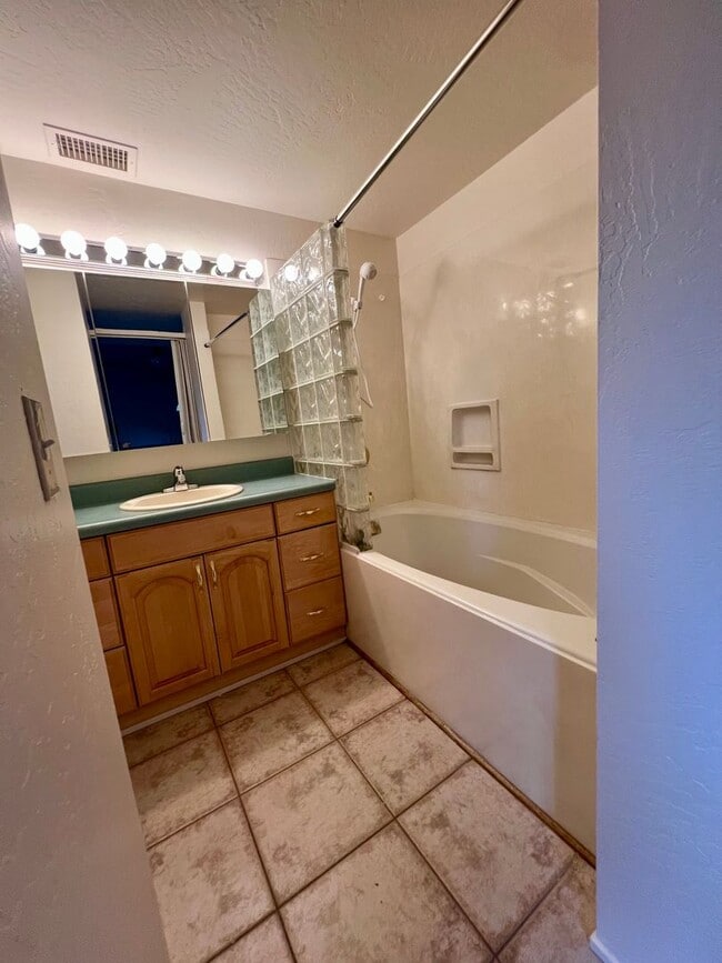 Building Photo - Unfurnished Long-term rental, Procure Only