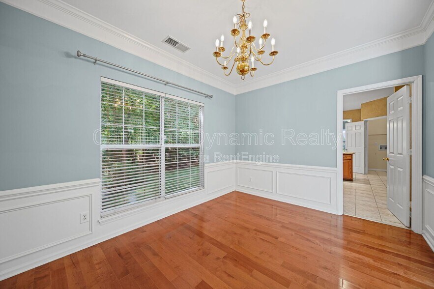 Building Photo - 2812 Redfield Dr