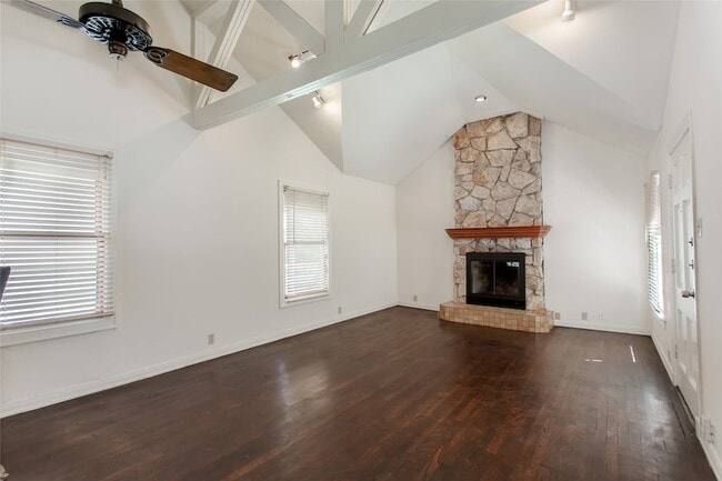 Building Photo - 9025 San Fernando Way