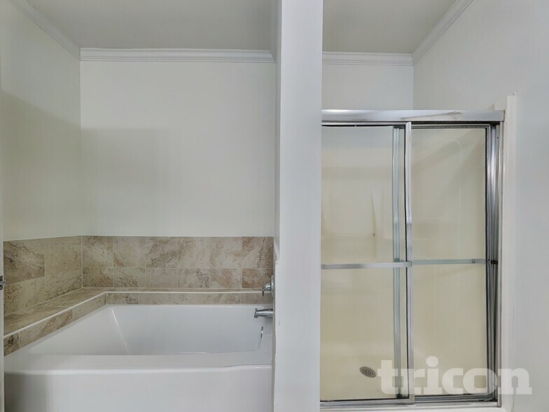 Building Photo - 4884 Somerset Dr