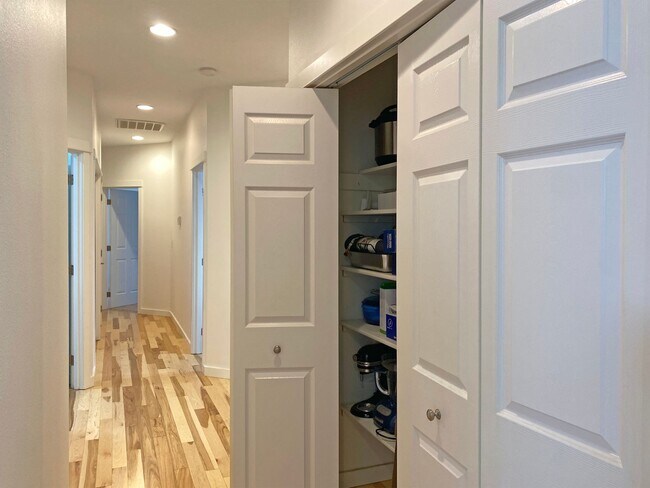 Building Photo - Beautiful Single Level Home in North Albany!