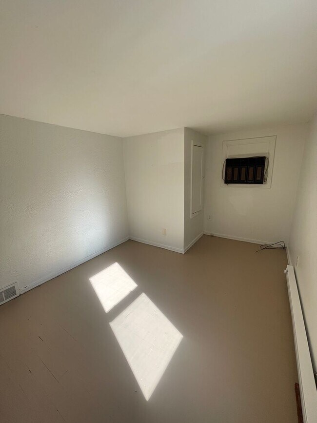 Building Photo - 402 N 6th Ave