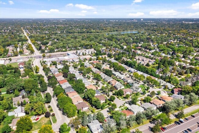 Building Photo - 1704 N Drury Ln