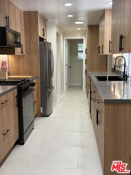 Building Photo - 10609 Reseda Blvd