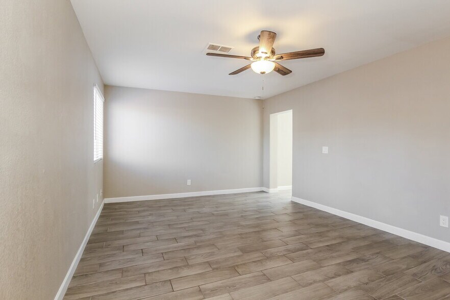 Building Photo - 10856 W Ruth Ave