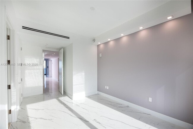 Building Photo - 15701 Collins Ave