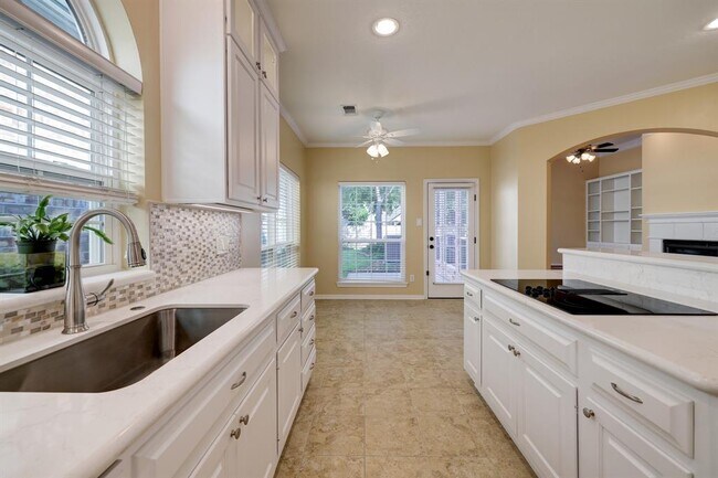 Building Photo - 5022 Coral Gables Dr