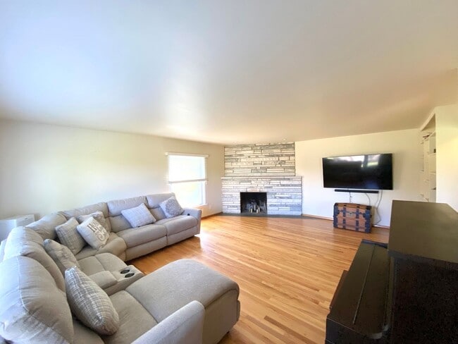 Building Photo - Bright & Breezy 3BR Ranch Ulster Park