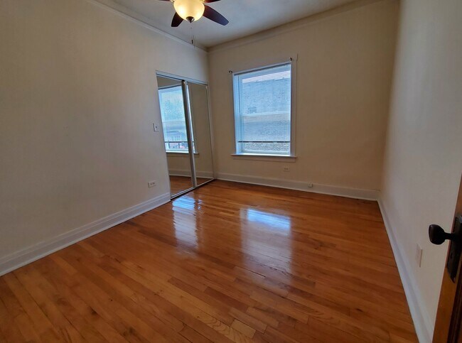 Building Photo - East Albany Park – Updated 1-Bedroom Apt –...
