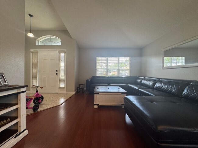 Building Photo - 4/2 in Gated Community near Tuskawilla Rd ~ Tile and Laminate Floors ~ Screened Patio ~  Communit...