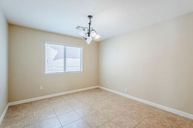 Building Photo - Bright & Airy 4-Bedroom in Willow Ridge Co...
