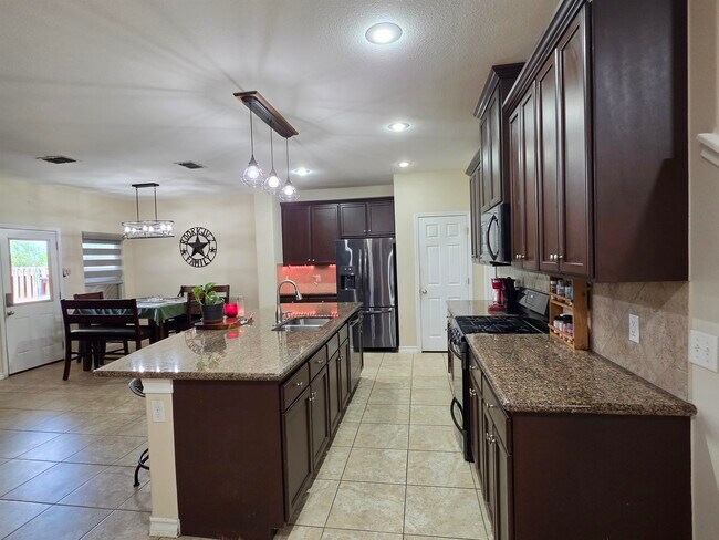 Building Photo - 302 Date Palm Dr