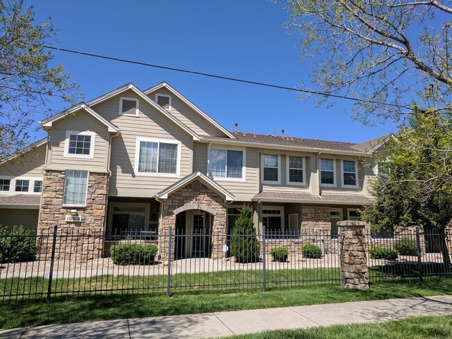 Building Photo - Beautifull Spacious 2 Bedroom 2 Bath Townh...