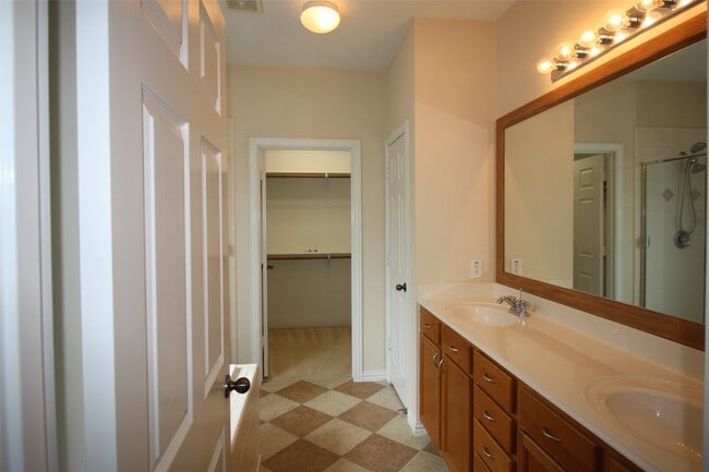 Building Photo - 7031 Thistlewood Park Ct