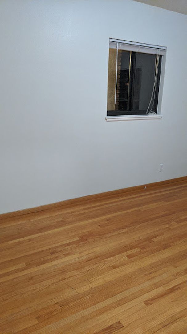 Building Photo - Spacious three bedroom one and half bath house in Sunland!