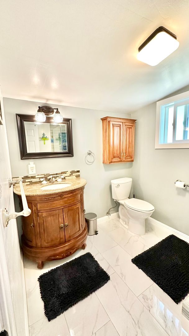 Building Photo - Spacious & Private Studio Layout Guest Hom...