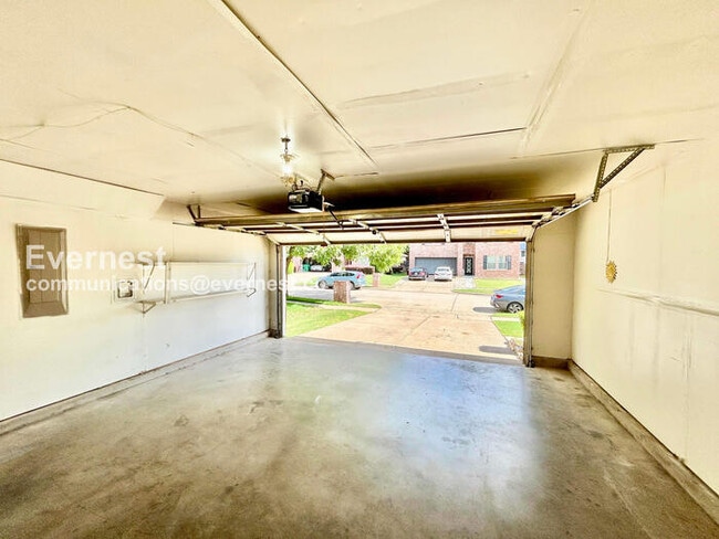 Building Photo - 4 Bed, 2 Bath Home with Fenced Yard & Garage / Available Now!