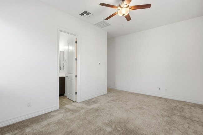 Building Photo - Gated Community Amazing ameneties