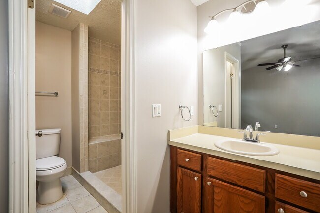 Building Photo - 2916 Trenton Ct