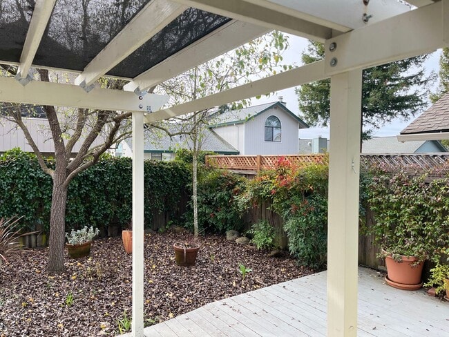 Building Photo - Lovely 3 bedrooms, 2 bathrooms located in ...