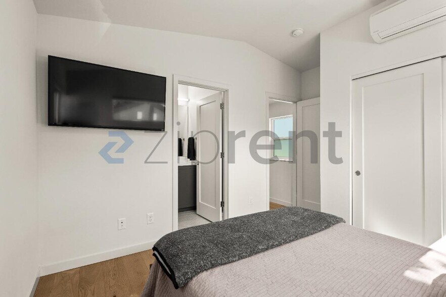 Building Photo - Unit