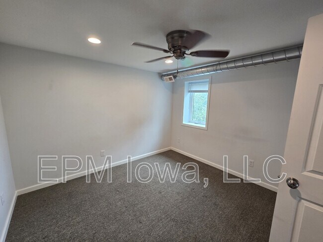 Building Photo - 904 W Welsh St
