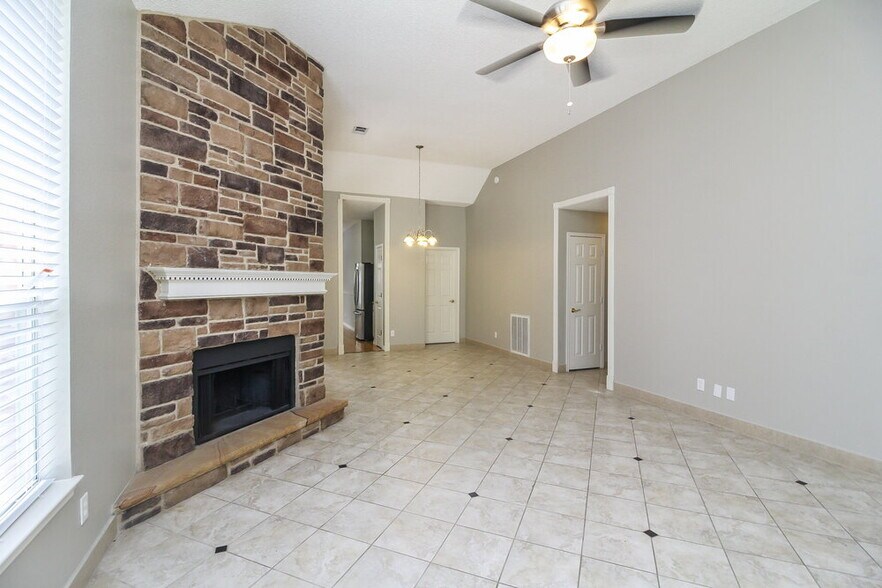Building Photo - 817 Clover Hill Ln