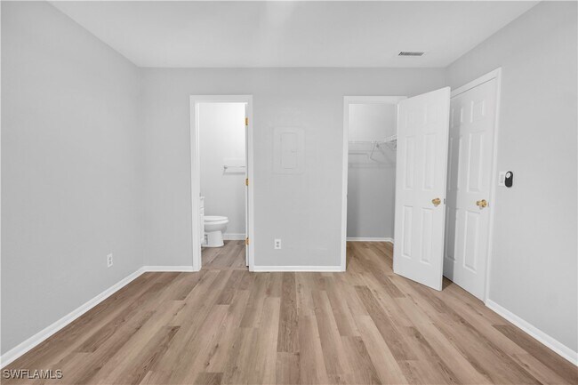 Building Photo - 4627 Bayshore Dr