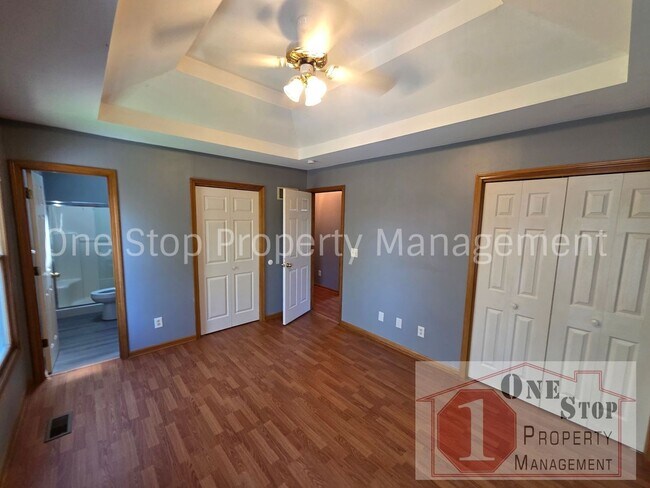 Building Photo - Charming Split Level 3 Bedroom Home in Kansas City!