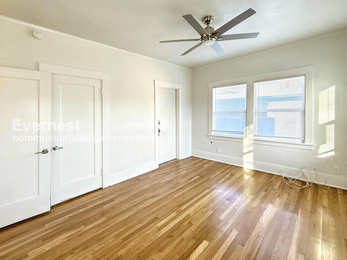 Building Photo - 934 E 7th St